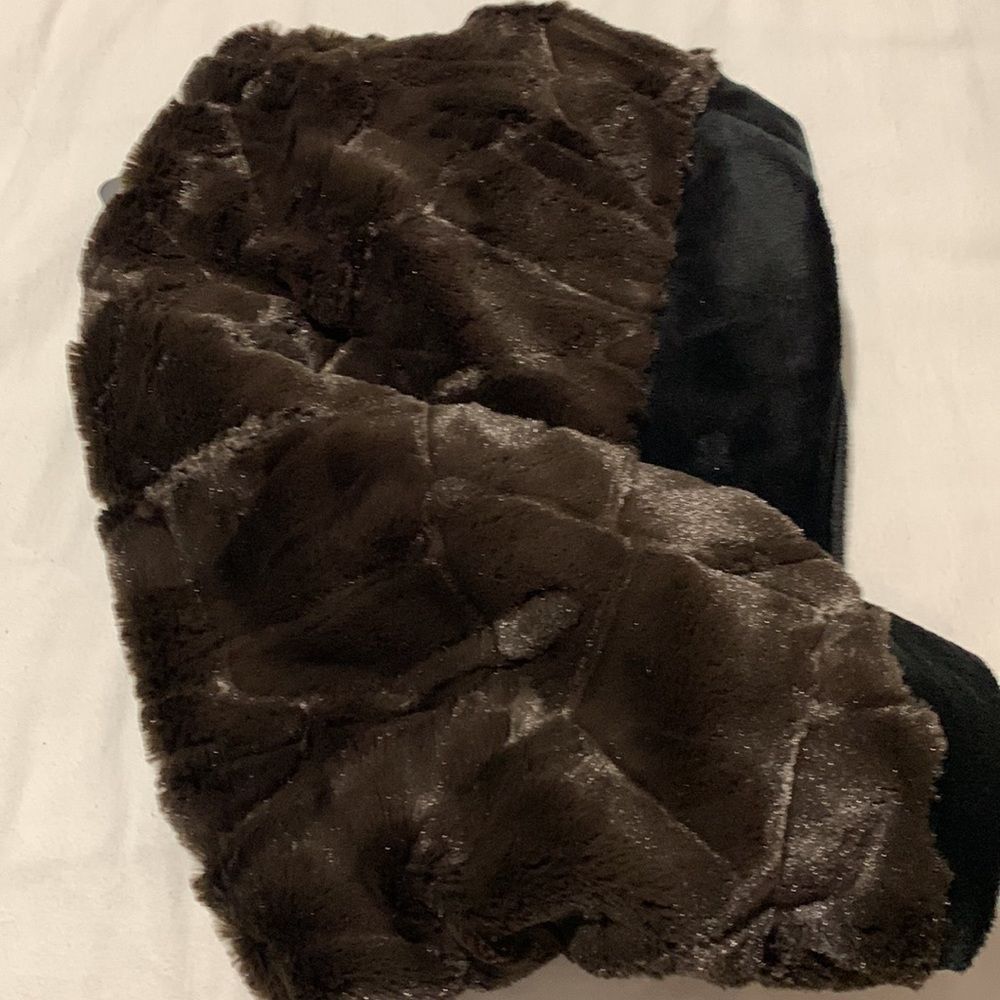 Modena Loop Scarf - Picture 5 of 11